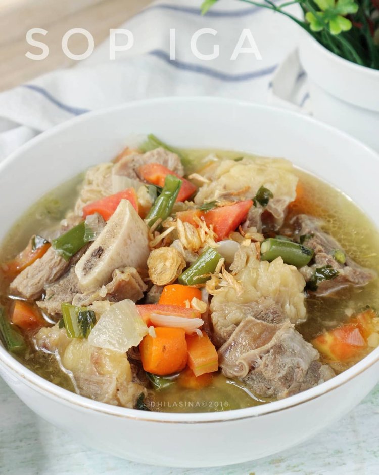 Sop Iga Sapi Bening Daging Empuk Kuah Segar yang Menggoda Selera