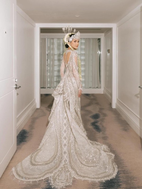 Alyssa Daguise Memesona: Siger dan Paes Tradisional Bikin Pangling
