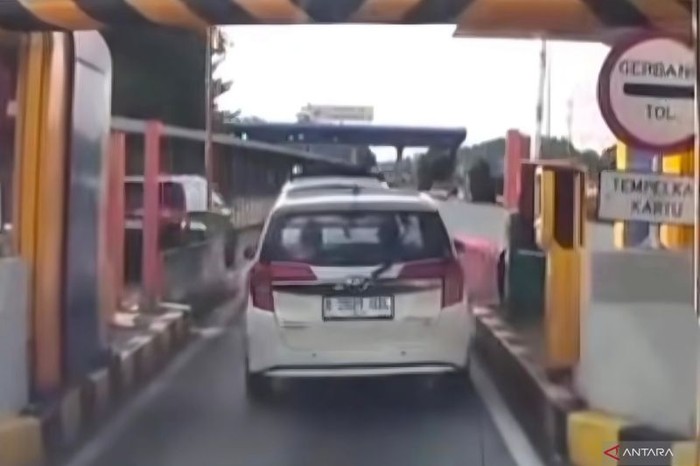 LCGC Nekat! Dua Kali Tembus Gerbang Tol Tanpa Bayar