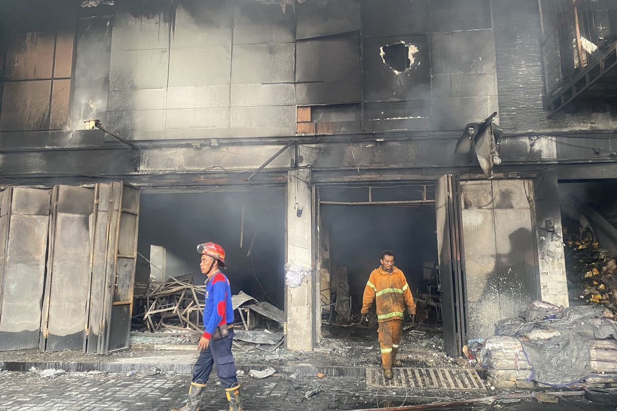 Oknum Peras Bos Toko Ban Pondok Gede, Alasan Damkar?